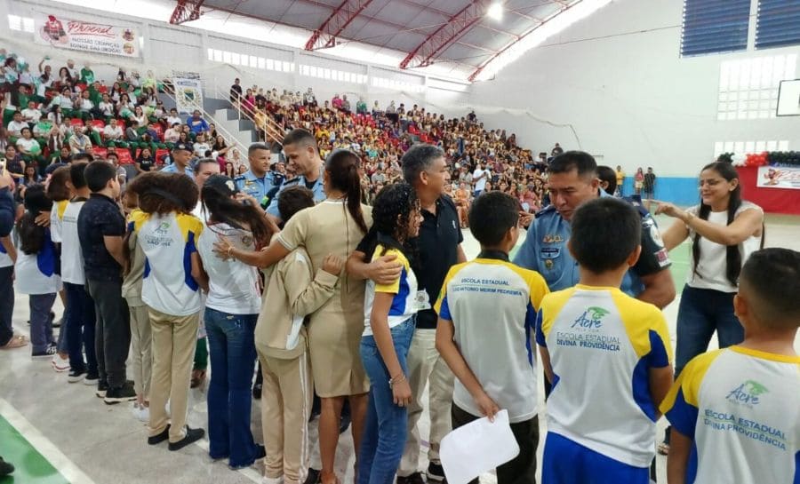 Em Cruzeiro do Sul, mais de 600 estudantes participam da formatura do Proerd